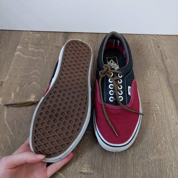 Black and red vans - Picture 3 of 3
